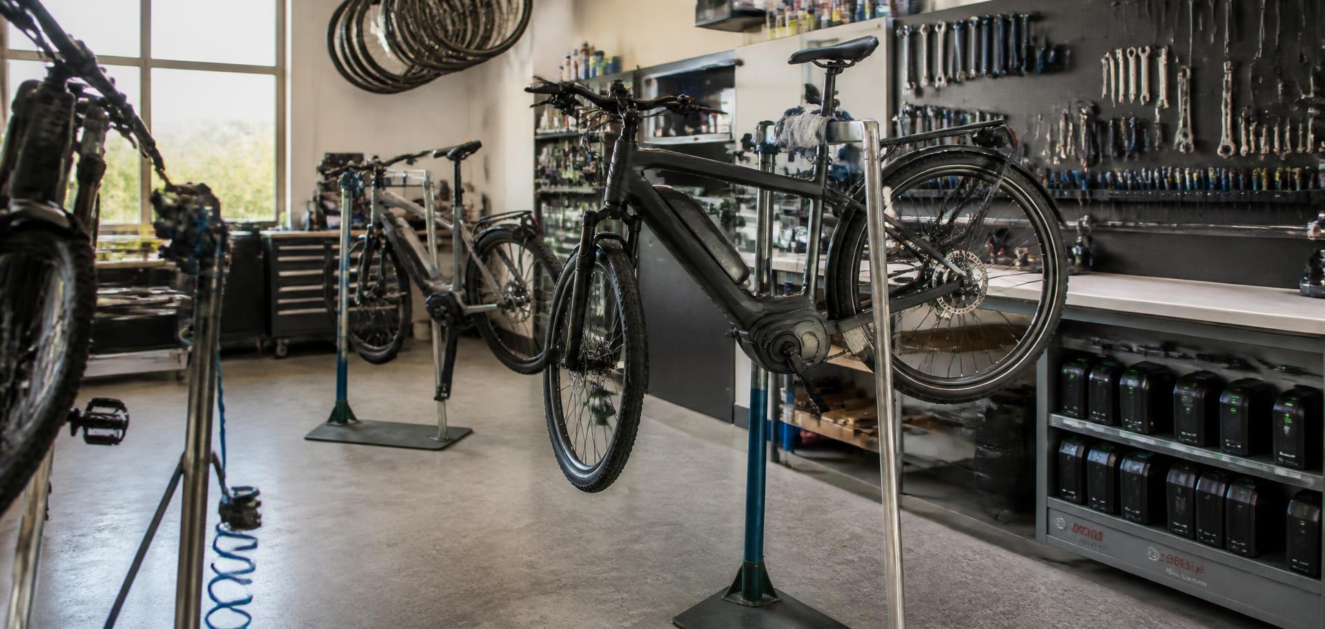 Atelier de réparation équipé pour l'entretien des vélos à assistance électrique